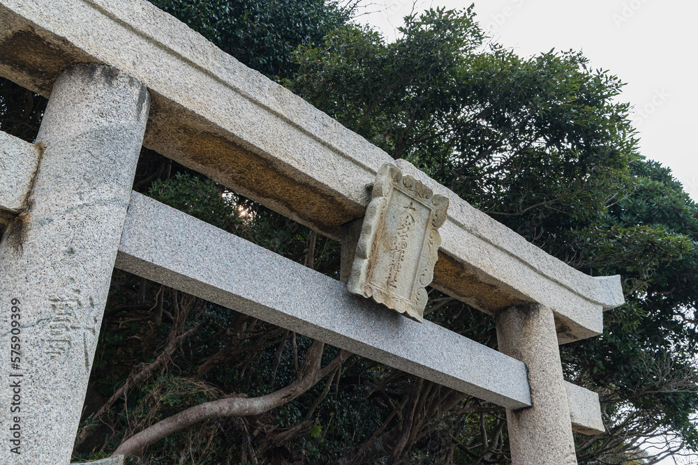Fototapeta premium 日本 山口県の周防大島にある大多満根神社の一の鳥居