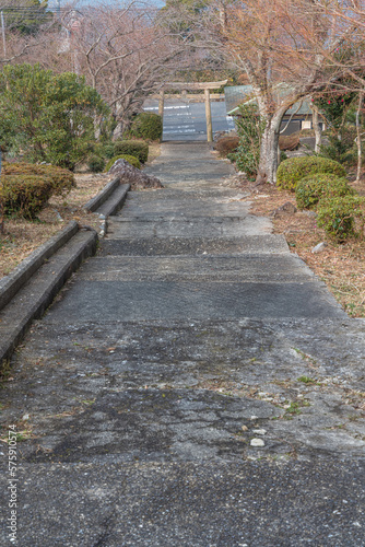 日本　山口県の周防大島にある大多満根神社の鳥居 © pespiero