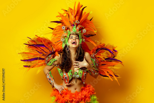 Obraz na płótnie Beautiful brazilian woman in brazilian carnival costume on yellow background w salonie