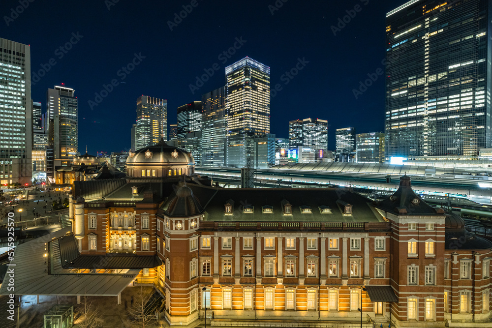 日本　東京都千代田区丸の内のKITTEガーデンから見える赤レンガ作りの東京駅舎と高層ビル群の夜景