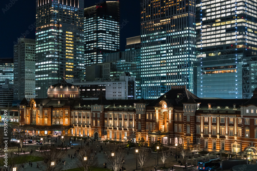 日本　東京都千代田区の丸の内ビルディングから見える赤レンガ作りの東京駅舎と高層ビルの夜景