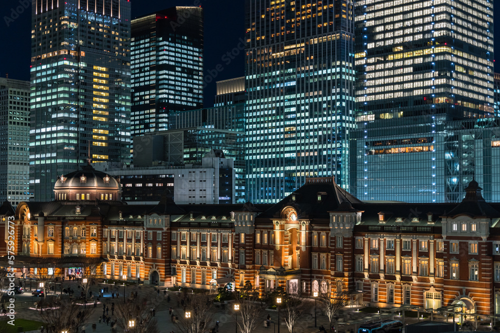 日本　東京都千代田区の丸の内ビルディングから見える赤レンガ作りの東京駅舎と高層ビルの夜景