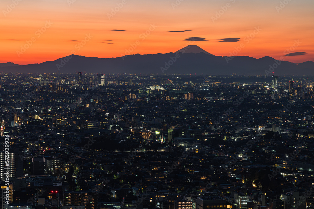 日本　東京都渋谷区の恵比寿ガーデンプレイスタワーのスカイラウンジから眺める東京の風景と富士山と夕焼け空