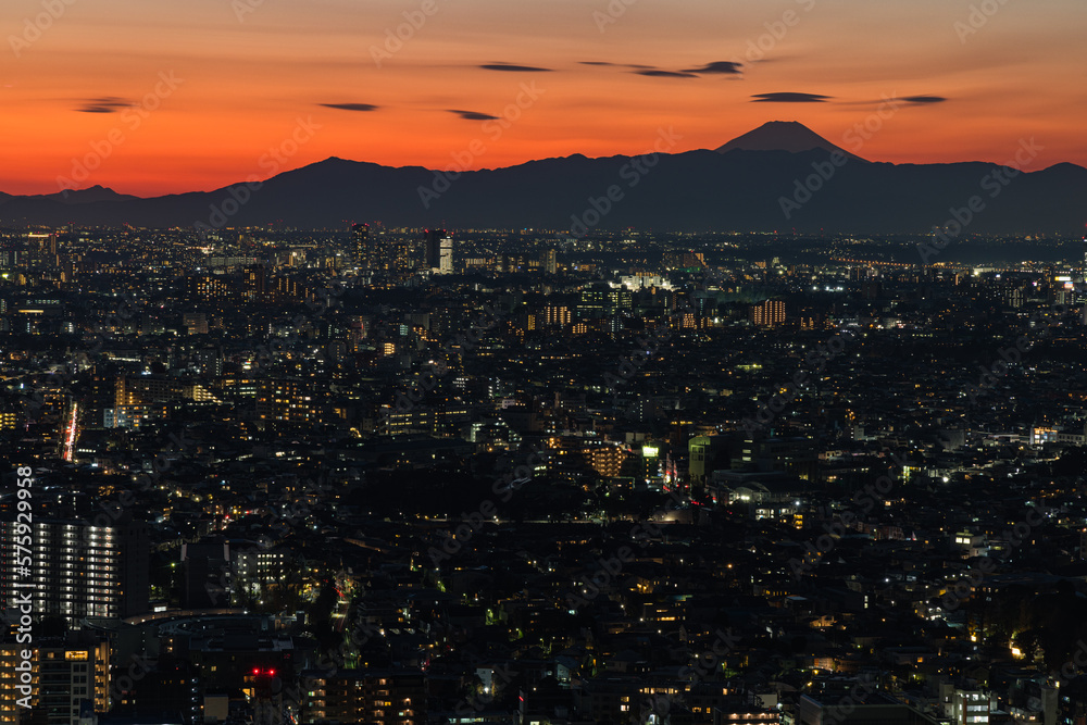 日本　東京都渋谷区の恵比寿ガーデンプレイスタワーのスカイラウンジから眺める東京の風景と富士山と夕焼け空