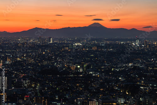 日本 東京都渋谷区の恵比寿ガーデンプレイスタワーのスカイラウンジから眺める東京の風景と富士山と夕焼け空