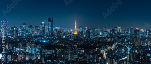 日本　東京都渋谷区の恵比寿ガーデンプレイスタワーのスカイラウンジから眺める東京の夜景と東京タワー