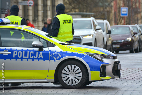 Radiowóz polskiej policji drogowej z policjantem, nowy podczas służby w mieście. Nowe barwy