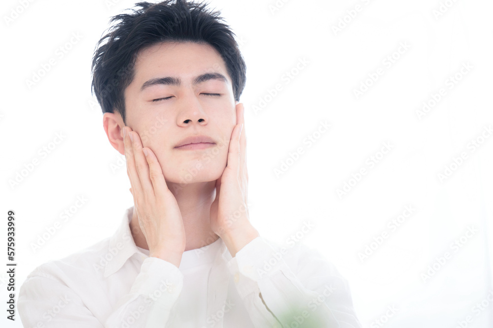 脱毛やスキンケアで使えそうなさわやかなアジア系のハンサムな男性のイメージ 目を閉じる 脱毛やスキンケアで使えそうなさわやかなアジア系のハンサムな男性のイメージ 目を閉じる