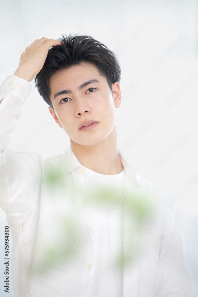 爽やかファッションの見本に使えそうな男性のポーズ 縦