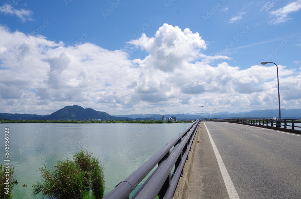 夏の田舎の道を進む 夏の田舎の道を進む