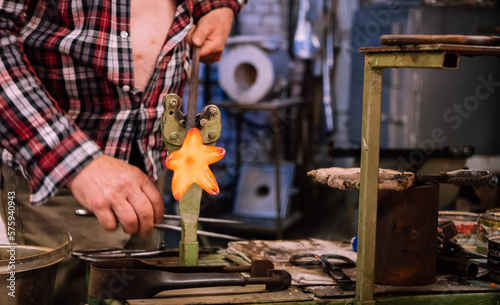 Obraz na płótnie A glassworks worker shows traditional methods of making decorative glass. w salonie