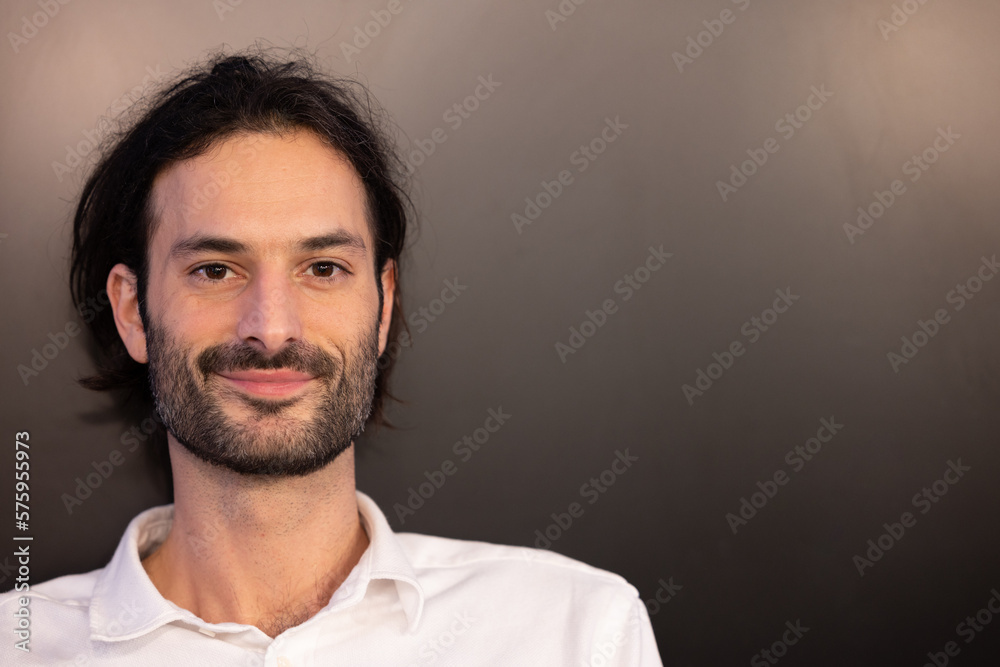 portrait d'un beu jeune homme souriant qui regarde la caméra portrait d'un beu jeune homme souriant qui regarde la caméra
