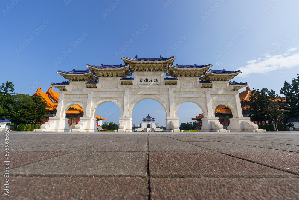 Obraz premium Gate view at the Archway of CKS (Chiang Kai Shek) Memorial Hall, Tapiei, Taiwan. The meaning of the Chinese text on the archway is 