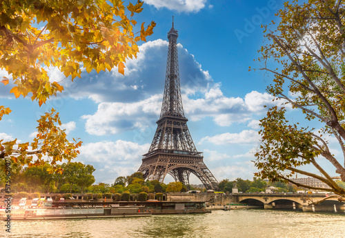 The Eiffel Tower on the banks of the Seine in autumn in Paris, France © FredP