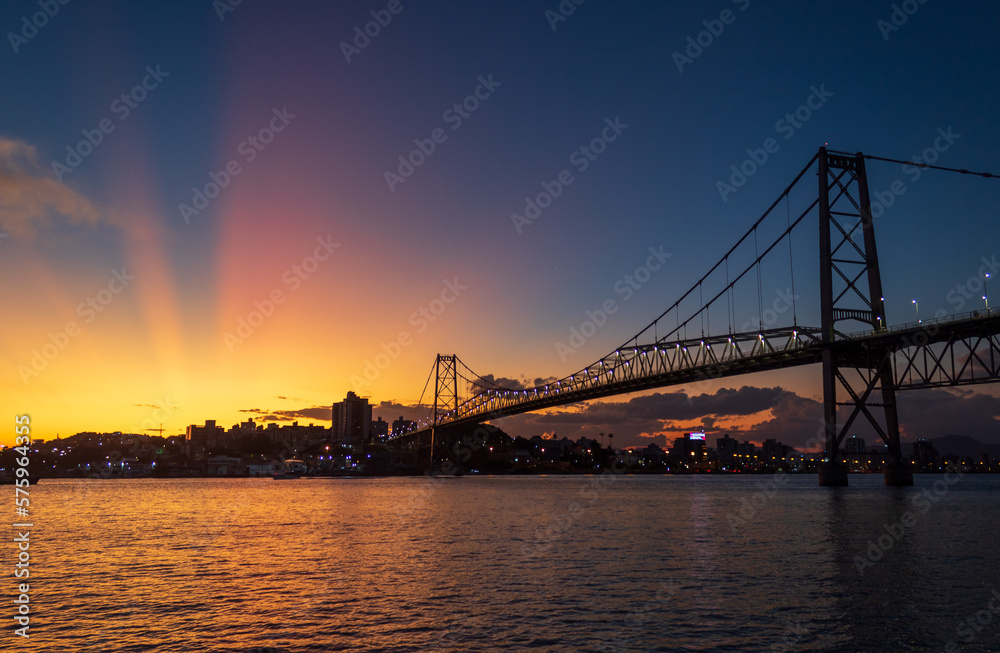 raios coloridos no céu ocasionados pelo pôr do sol ponte Hercílio luz de Florianopolis Santa Catarina Brasil Florianópolis