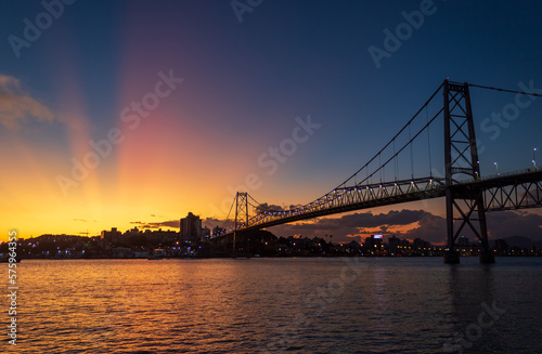 raios coloridos no céu ocasionados pelo pôr do sol ponte Hercílio luz de Florianopolis Santa Catarina Brasil Florianópolis