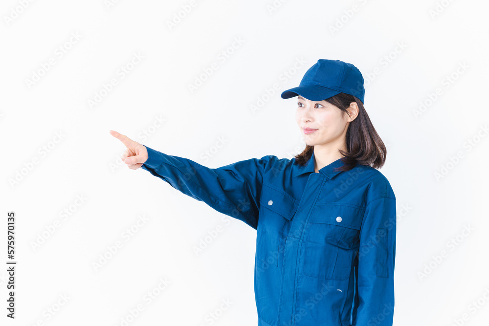 安全確認をする作業服を着た女性 安全確認をする作業服を着た女性