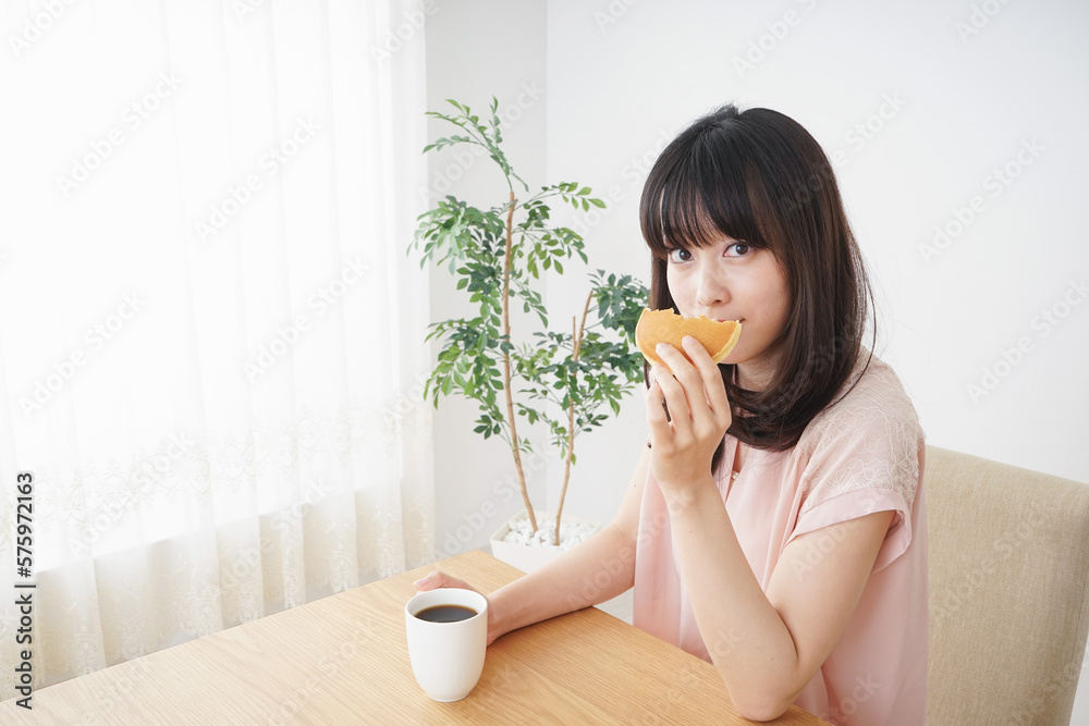 朝食を食べる若い女性 朝食を食べる若い女性
