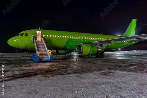 Foto Close-up with high detail of a large wide-body passenger aircraft standing in th