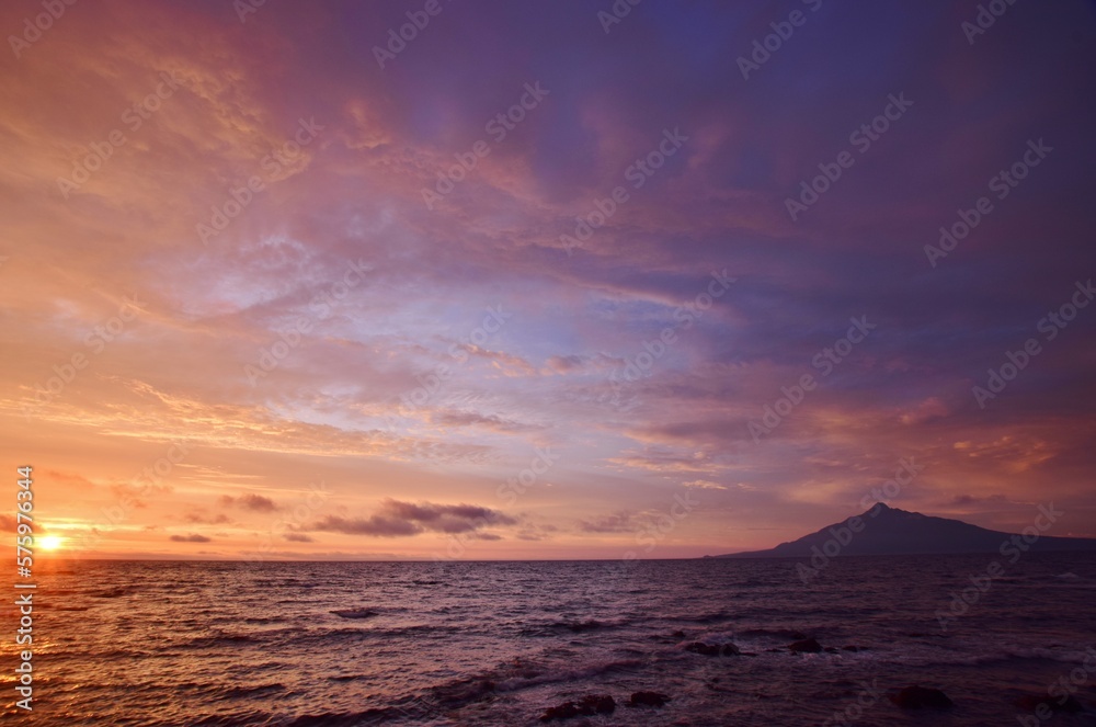 夜明けの礼文島から望む利尻富士	