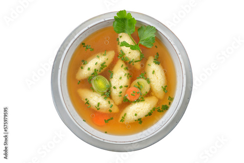 Kräftige bayerische Grießnockerlsuppe im Teller isoliert auf weißem Hintergrund – Bavarian, Swabian and Austrian dish, semolina dumplings in a vegetable broth on white background