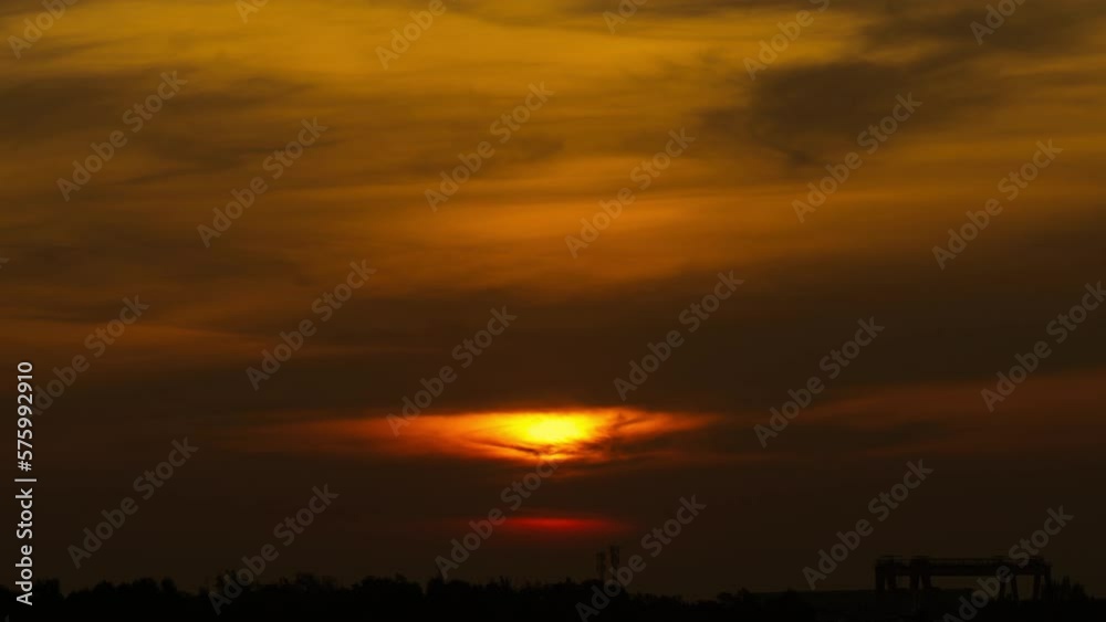 Dramatic sky with cloud at sunset time lapse
Dramatic sky with cloud at sunset time lapse