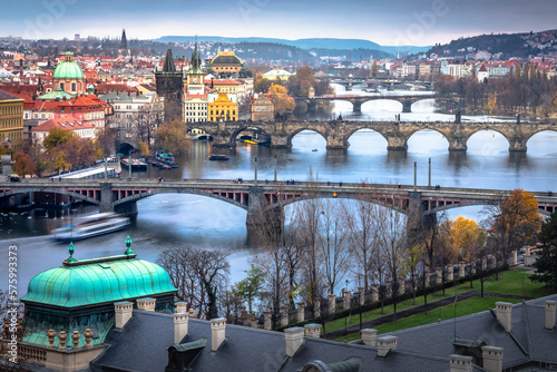 Obraz na płótnie Panoramic view over the cityscape of Prague at dramatic dusk, Czech Republic w salonie