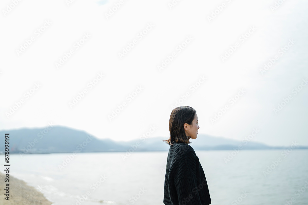 海辺にいる女性 海辺にいる女性
