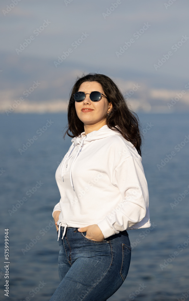 Full figured girl hi-res stock photography and images - Alamy