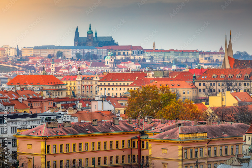 Obraz premium Panoramic view over the cityscape of Prague at dramatic sunset, Czech Republic