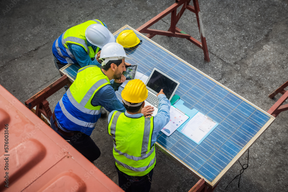 Fototapeta premium Team Engineers meeting on solar power setting project