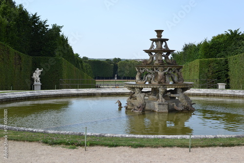 fontaine dans le parc du château de Versailles photo