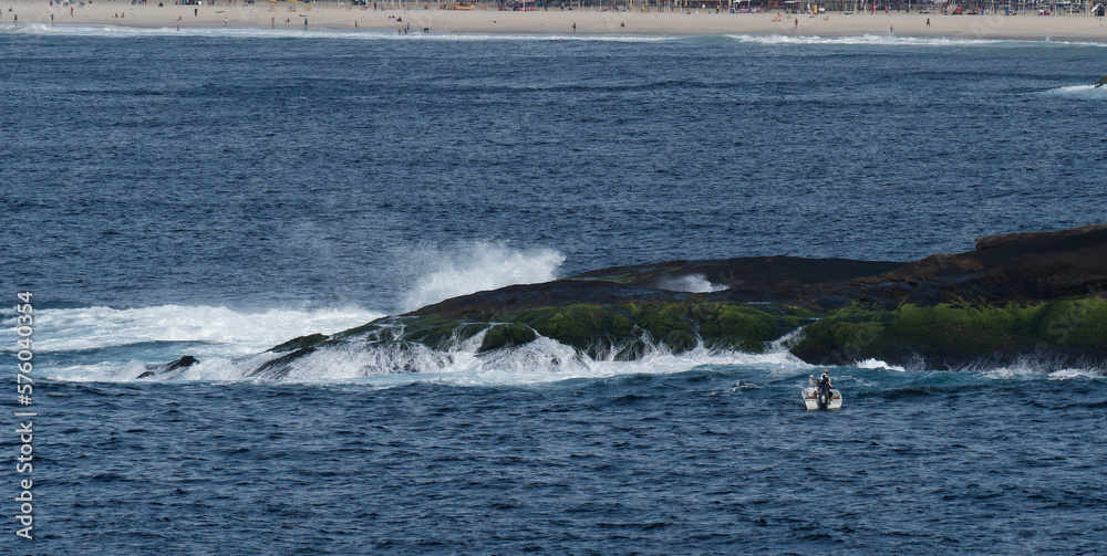 Fototapeta premium fishing in front copacabanna beach in rio de janeiro