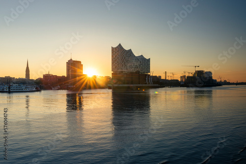 Sonnenaufgang an der Elbphilharmonie und Hafencity im Hamburger Hafen, Deutschland