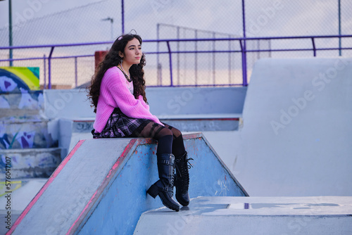 Canvas Print Teenage girl dressed in gothic style posing in a skate park