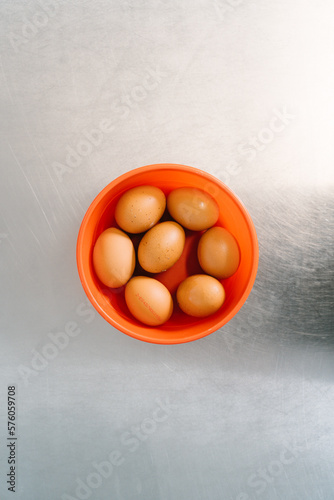 huevos en bol para batir