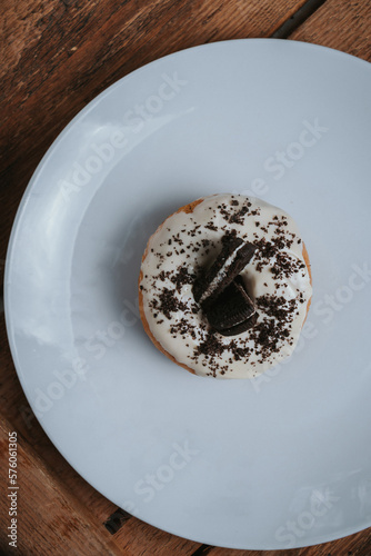 DELICIOSA DONA ESPOLVOREADA CON GALLETA
