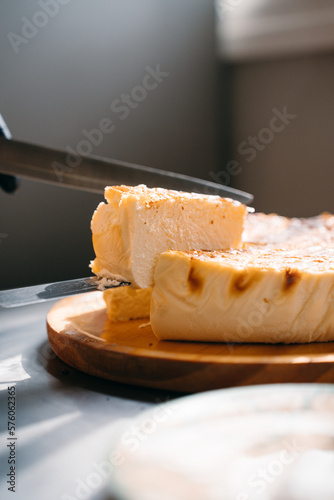 pastel de queso cortado