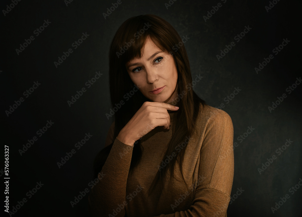 Obraz premium woman smiling thoughtfully