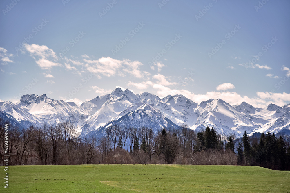 Schneebedeckte Berge der Alpen im Frühling; Oberstdorf, Allgäu, Bayern, Deutschland