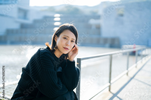 黒いワンピースを着たクールな女性