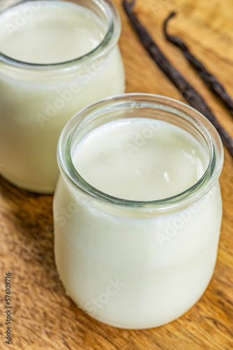 yaourt à la vanille dans un pot en verre