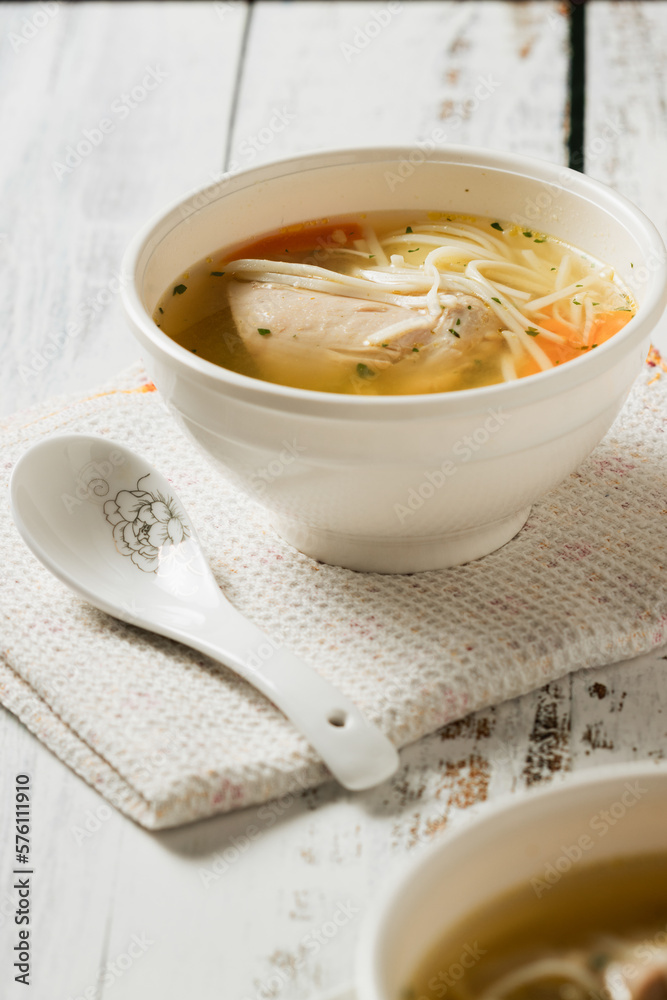 Sopa de pollo con fideos en tabla blanca almuerzo Sopa de pollo con fideos en tabla blanca almuerzo