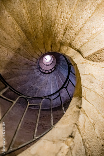 Escalier à puits central hélicoïdal dans le Vieux Lyon