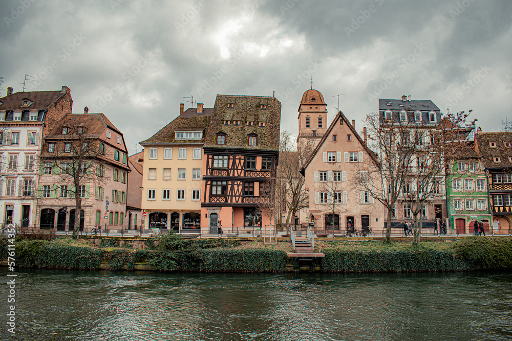 houses near the river in the city