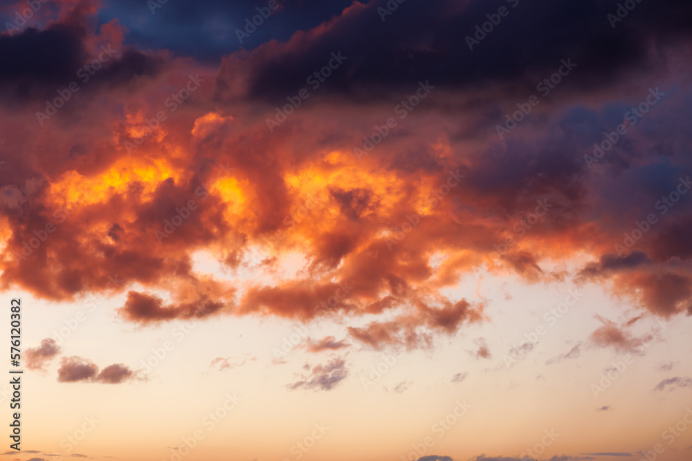 Naklejka premium Background pattern of a cloudy sky in the rays of the sunset.