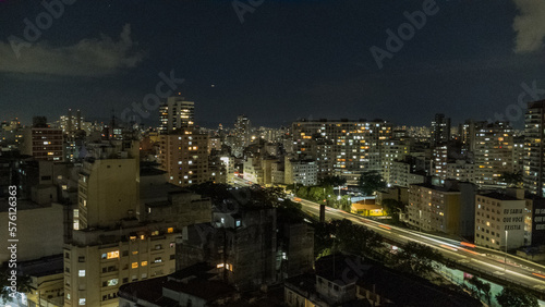Vista aérea noturna da região central de São Paulo.