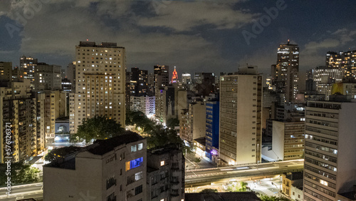 Vista aérea noturna da região central de São Paulo.