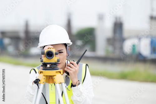 Foto Survey equipment woman engineer