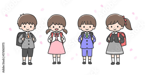 笑顔で並ぶ新一年生4人と桜の花びら
